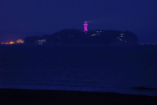 茅ヶ崎東海岸から望む夜の江ノ島です。