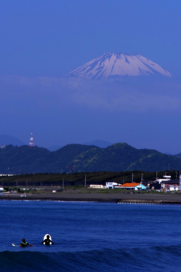 湘南平の向こうには富士が顔を見せています。
