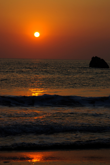 日本海に沈む夕陽です。