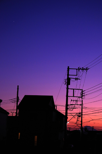 まるで真冬のように澄み切った空。