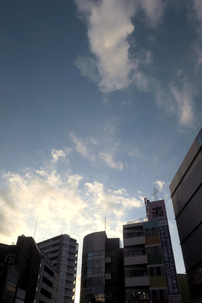 昨日の茅ヶ崎駅の暮れゆく空です。