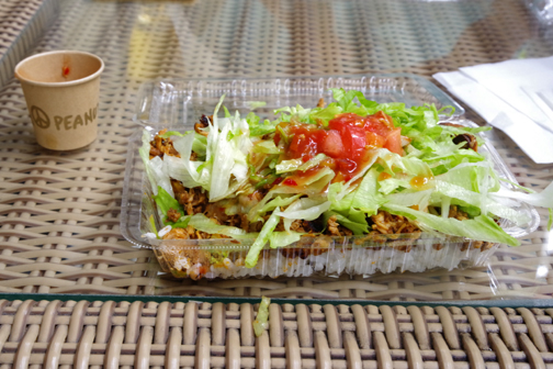 近くのカフェが朝食を始めました。