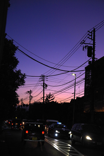 近くの鉄砲通りの夕暮れ。