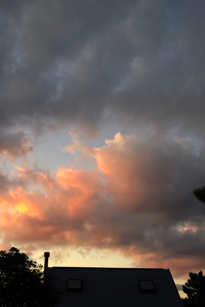 今朝の近所の空。