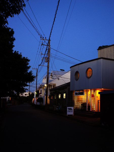 近所の横町の夕暮れ。