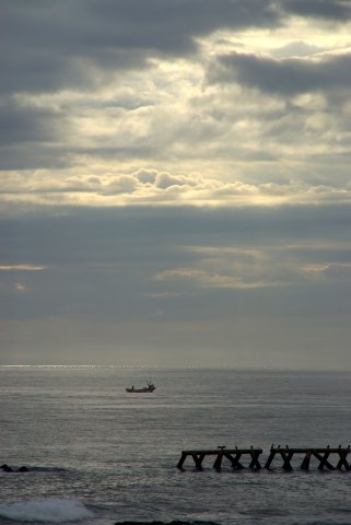 ある日の空36　「防氷堤のある風景」