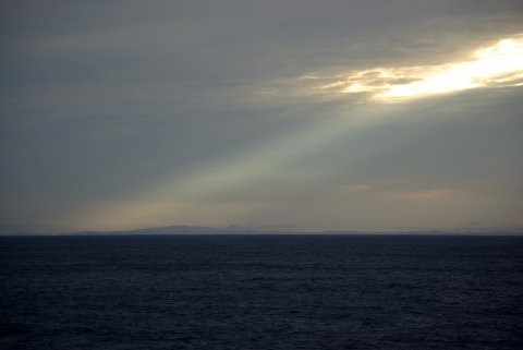 日本海上の薄明光線