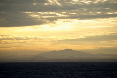 日本海から望む早暁の鳥海山