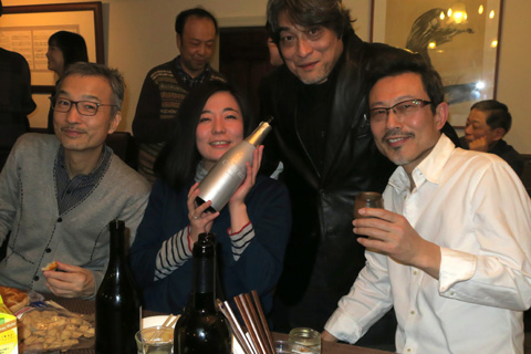 左から伊藤義輝さん（ギター）、三間早苗さん（チェロ）、吉見征樹さん（タブラ）