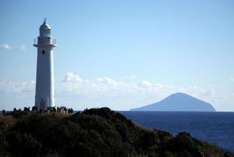 岬から利島を望む