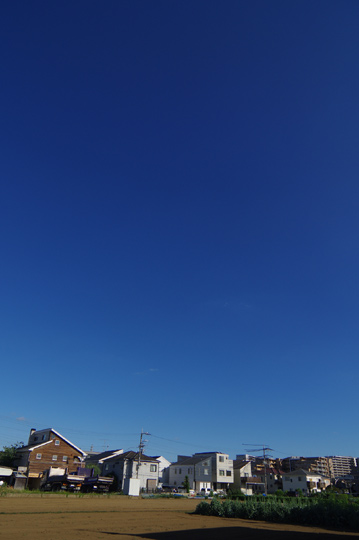 東空には雲がありません。