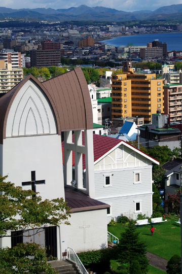 函館聖ヨハネ教会と津軽海峡