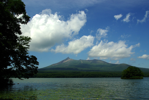 2007年の8月19日の北海道駒ヶ岳と大沼です